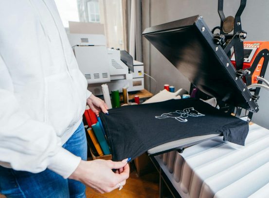 Przewodnik po różnych technikach nadruku na koszulkach
