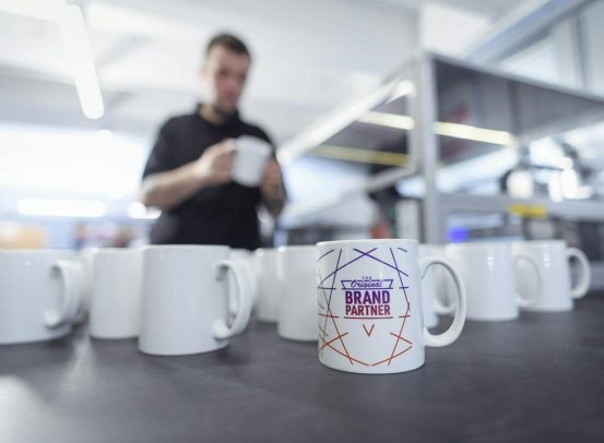 Personalizowane kubki jako skuteczny sposób na budowanie rozpoznawalności marki